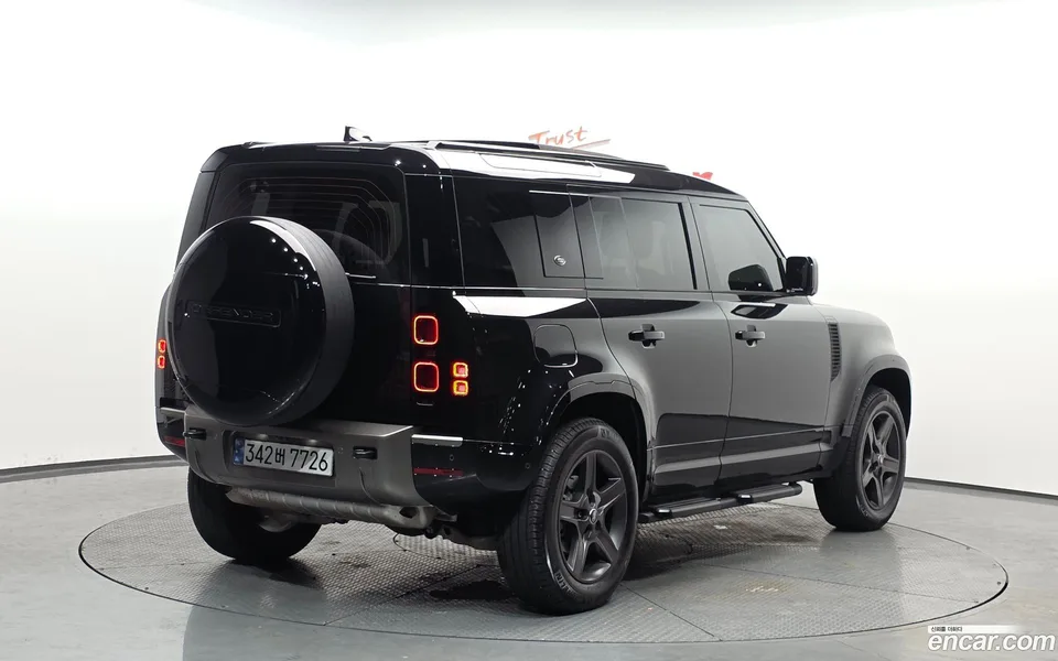 Land Rover Defender 110 P300 X- SE 2024 — миниатюра 2
