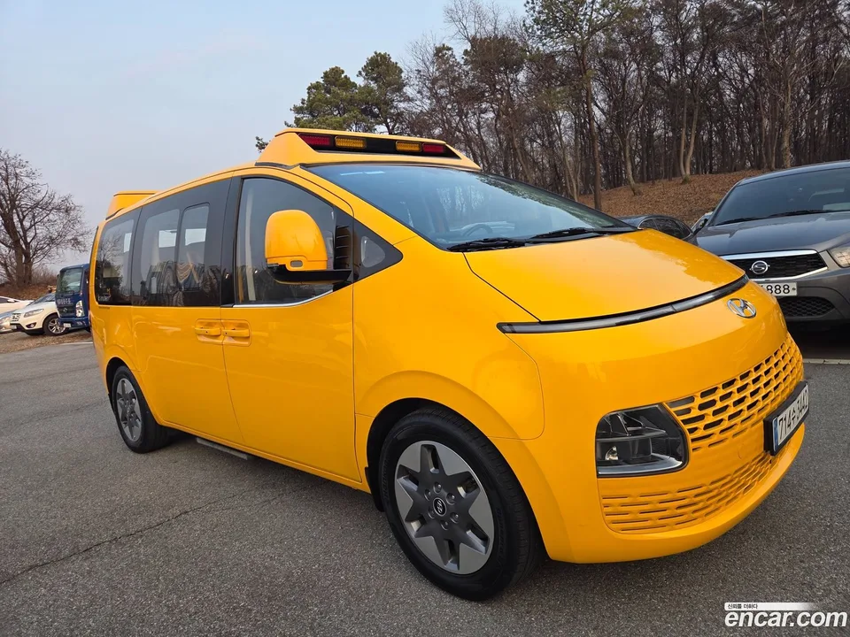 Hyundai Staria L3.5 2023 — thumbnail 3