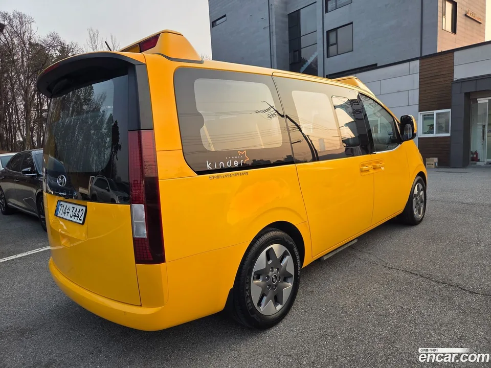 Hyundai Staria L3.5 2023 — thumbnail 4