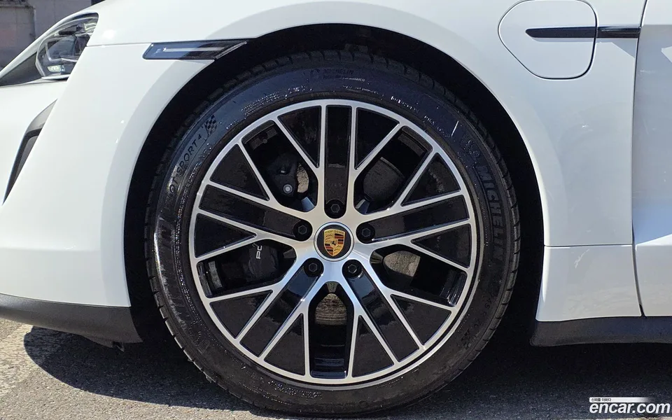 Porsche Taycan 2023 — миниатюра 3