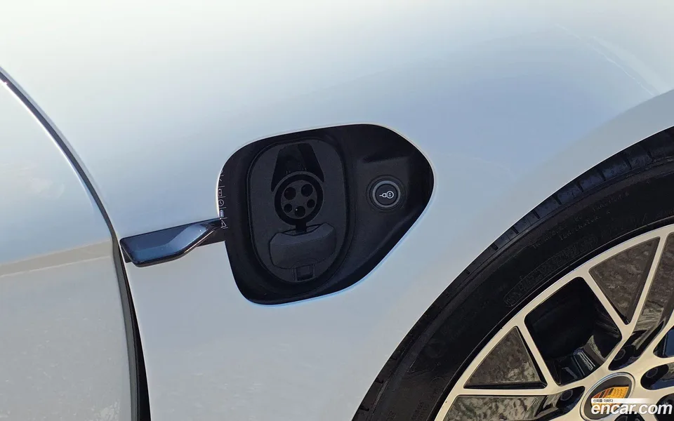 Porsche Taycan 2023 — миниатюра 4