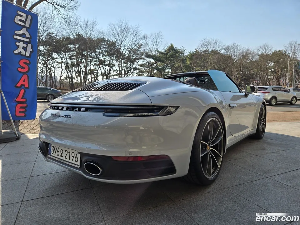 Porsche 911 (992) 2023 — миниатюра 2