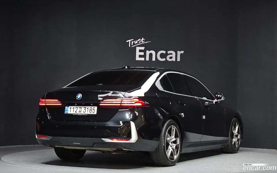 BMW 5 Series 530e 2024 — миниатюра 2