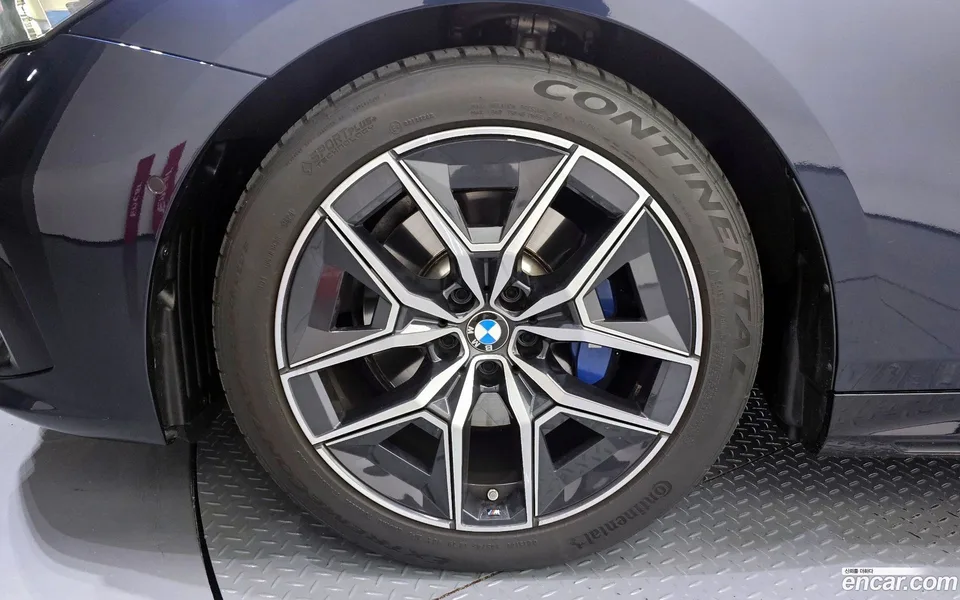 BMW 5 Series 520i M 2024 — миниатюра 2