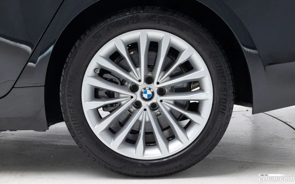 BMW 5 Series 520i 2023 — миниатюра 2