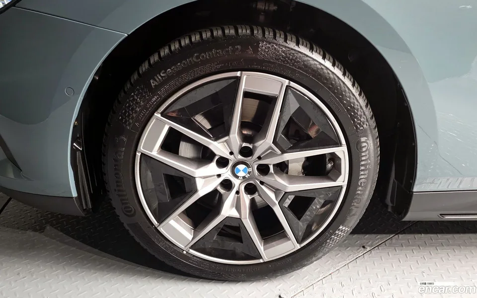BMW 5 Series 530i xDrive 2024 — миниатюра 2