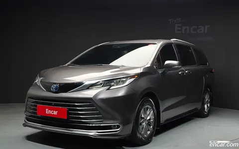 Toyota Sienna 2023 buy in Moscow