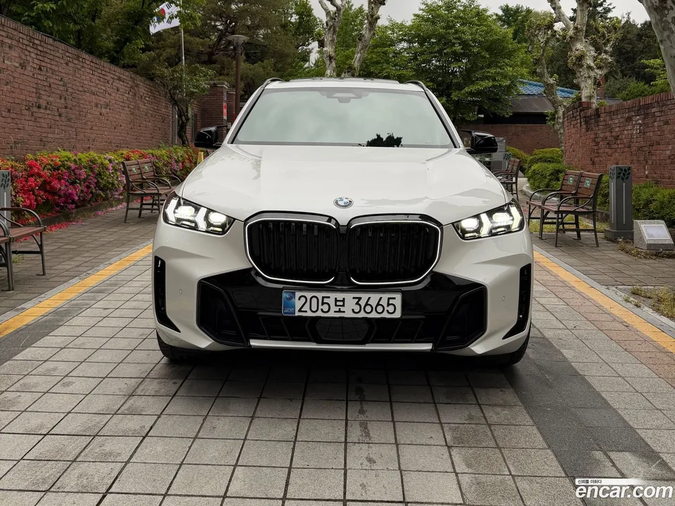 BMW X5 xDrive 40i M 2025 — фото 1, купить с доставкой в Москву