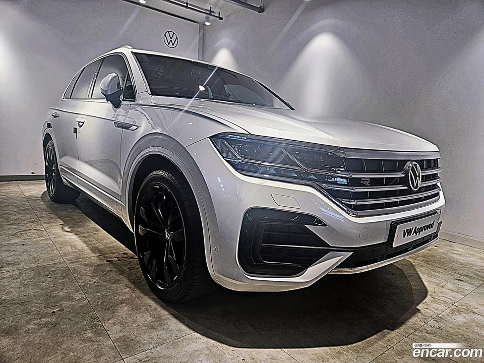 Volkswagen Touareg 3.0 TDI R-Line 2023 — фото 1, купить с доставкой в Москву