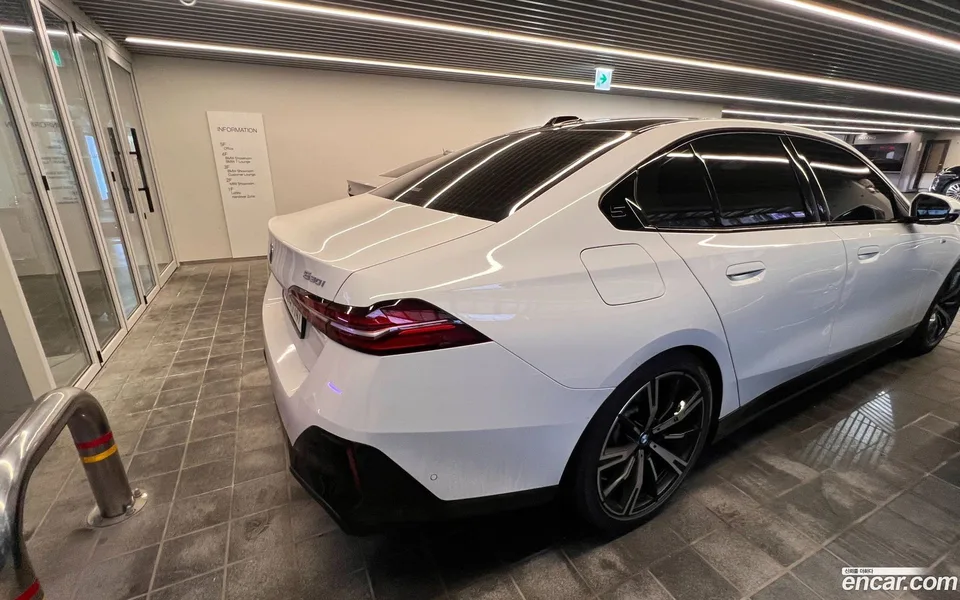 BMW 5 Series 530i xDrive M 2023 — миниатюра 2
