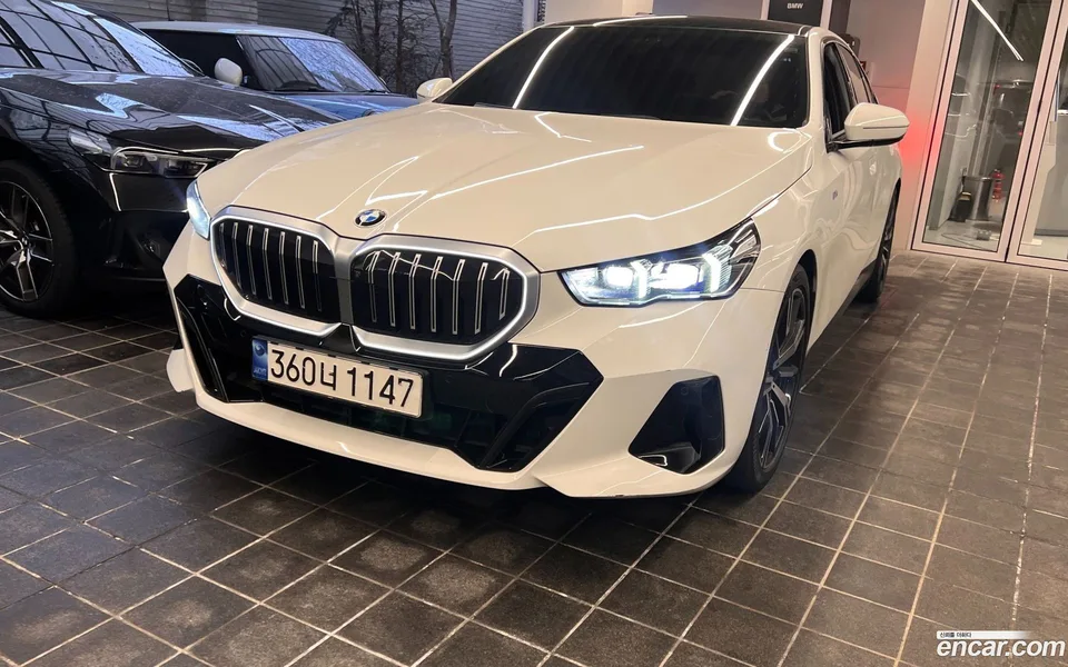 BMW 5 Series 530i xDrive M 2023 — фото 1, купить с доставкой в Москву