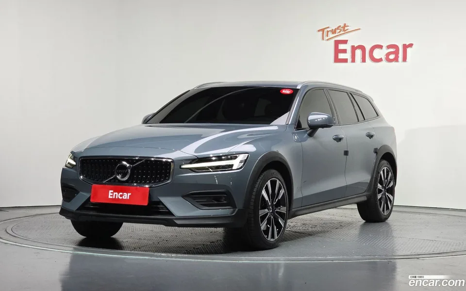 Volvo V60 Cross Country B5 AWD 2022 — фото 1, купить с доставкой в Москву