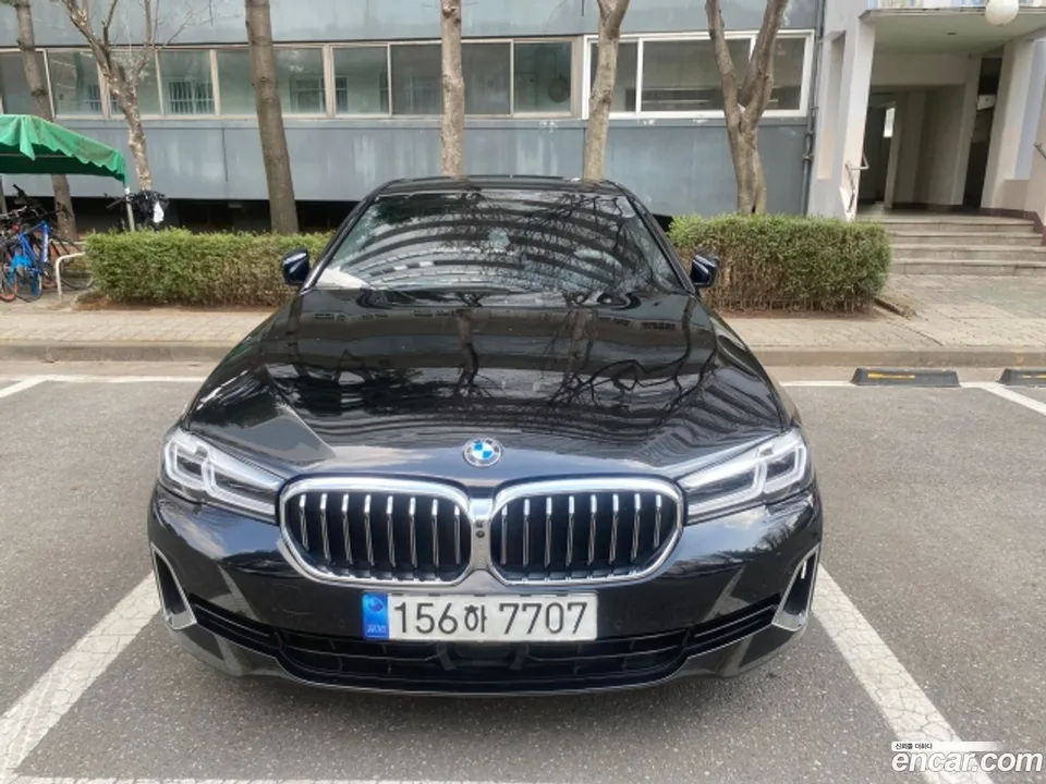 BMW 5 Series 520i 2023 — фото 1, купить с доставкой в Москву