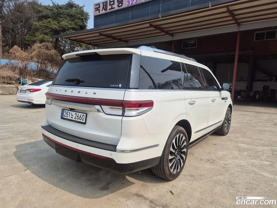 Lincoln Navigator 3.5L 2023 — миниатюра 2