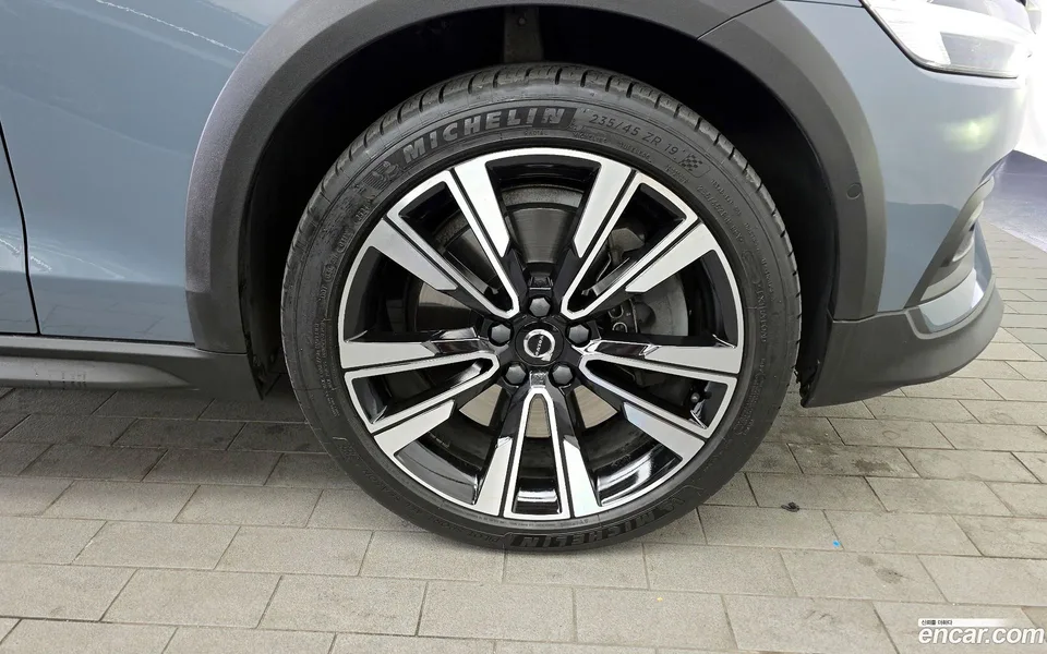 Volvo V60 Cross Country B5 AWD 2022 — миниатюра 2