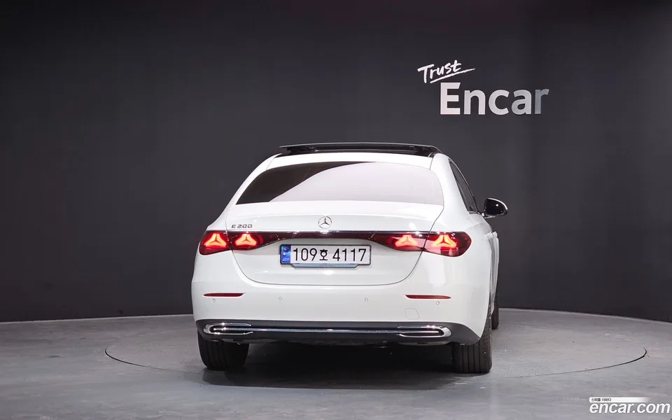 Mercedes-Benz E-Class E200 2025 — миниатюра 3