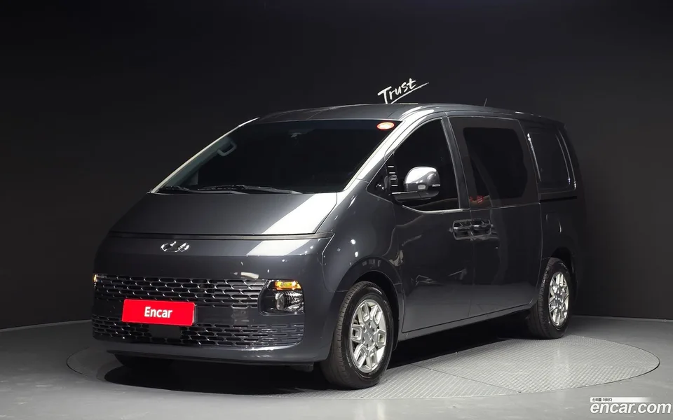 Hyundai Staria 5 2023 — фото 1, купить с доставкой в Москву