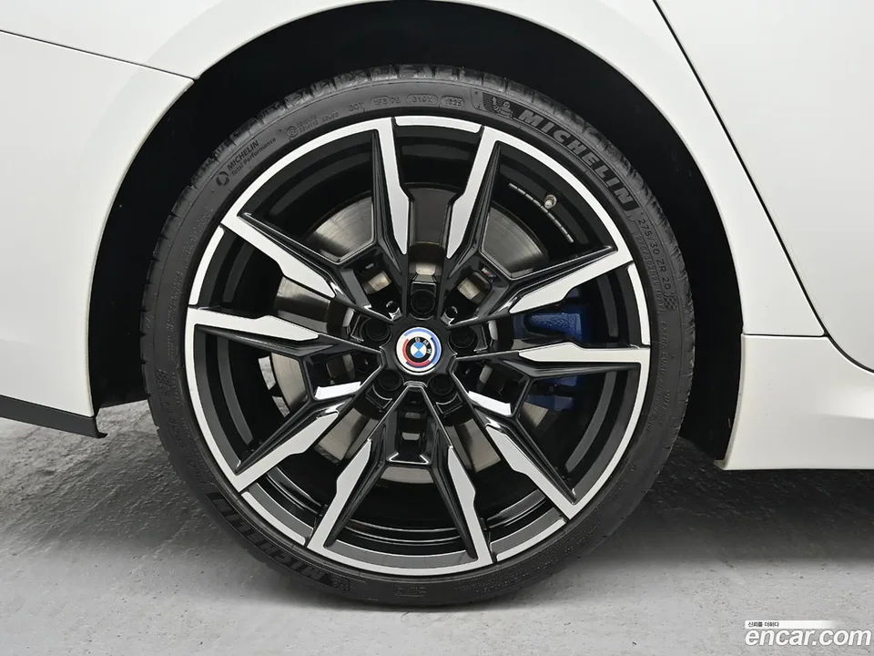 BMW 8 Series M850i xDrive 2023 — миниатюра 5