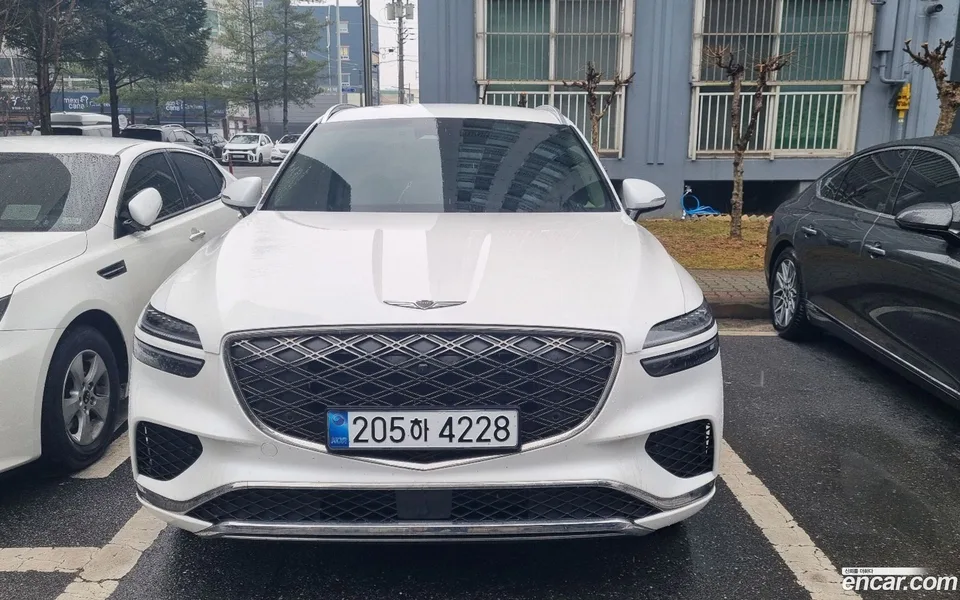 Genesis GV70 2.5T 2WD 2025 — фото 1, купить с доставкой в Москву