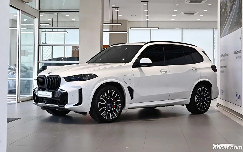 BMW X5 xDrive 50e M 2025 — фото 1, купить с доставкой в Москву