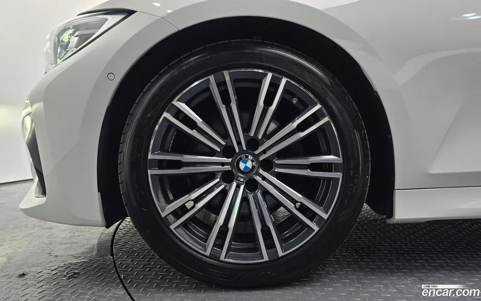 BMW 3 Series 320i M 2022 — миниатюра 2