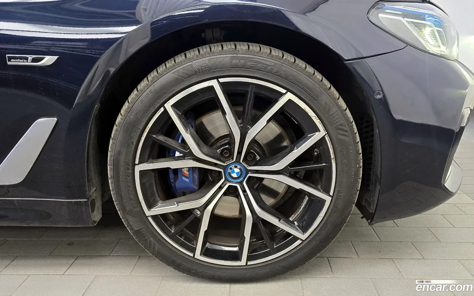 BMW 5 Series 530e M 2022 — миниатюра 2