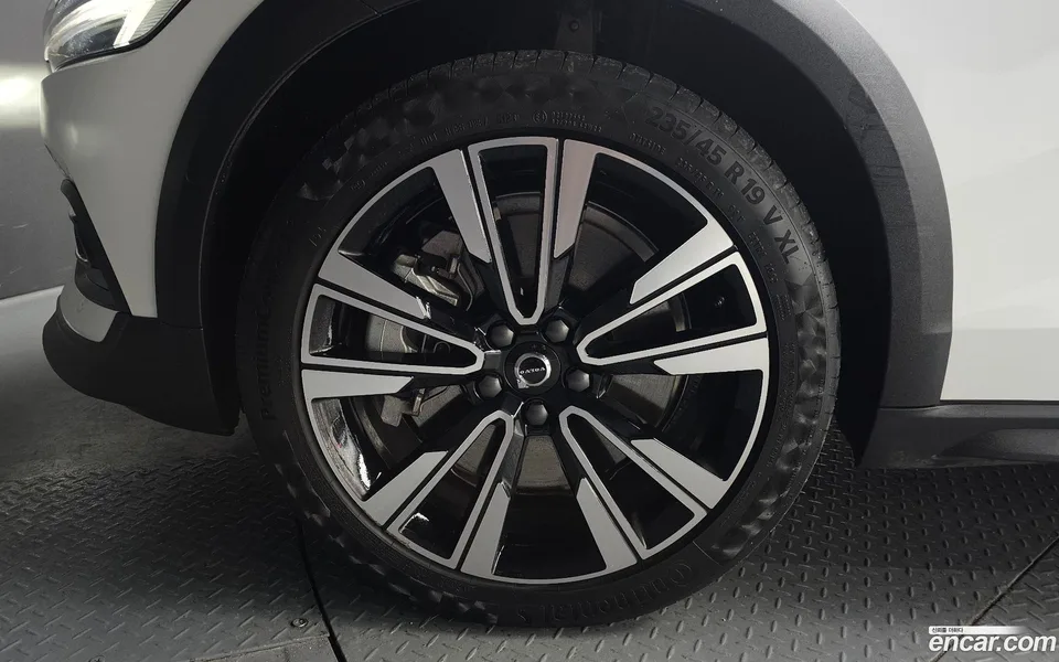 Volvo V60 Cross Country B5 AWD 2024 — миниатюра 2