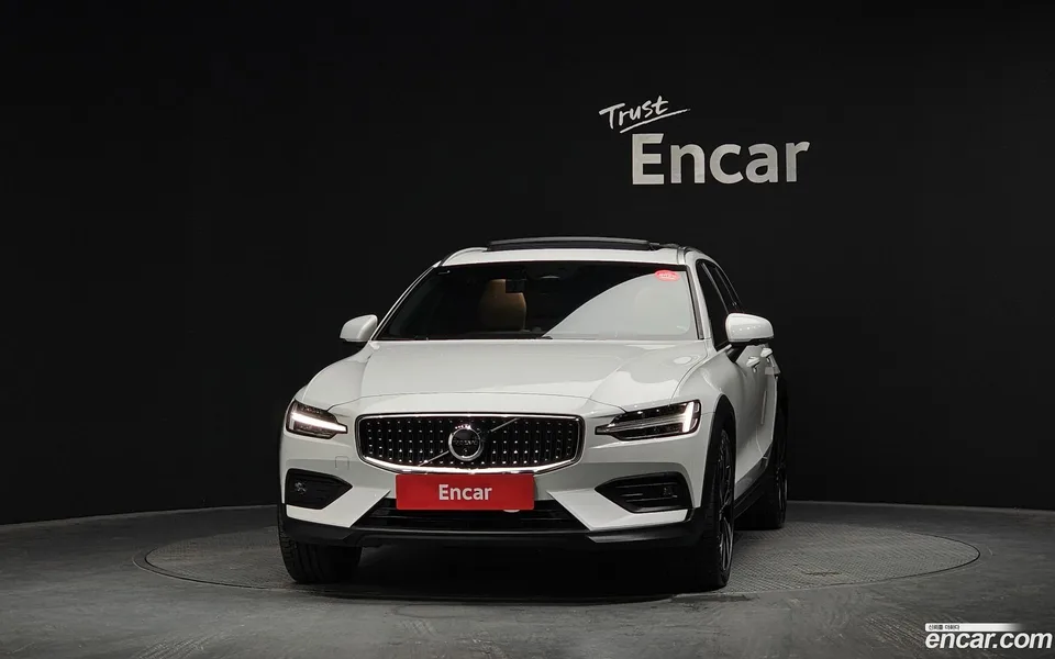 Volvo V60 Cross Country B5 AWD 2024 — миниатюра 3