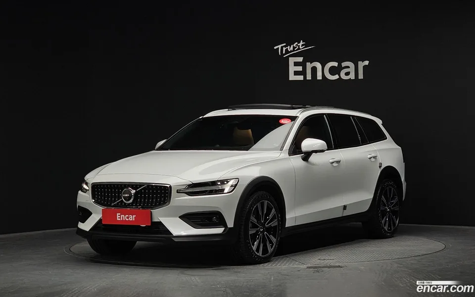 Volvo V60 Cross Country B5 AWD 2024 — фото 1, купить с доставкой в Москву