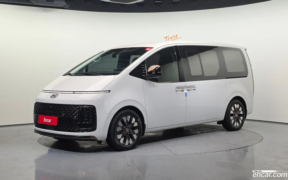 Hyundai Staria 9 2022 — фото 1, купить с доставкой в Москву