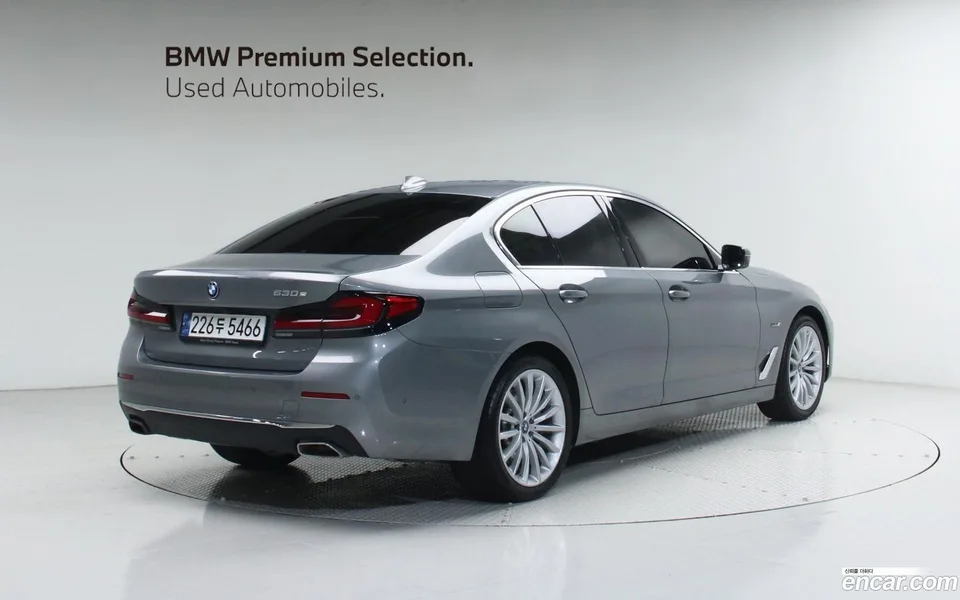 BMW 5 Series 530e 2023 — миниатюра 2