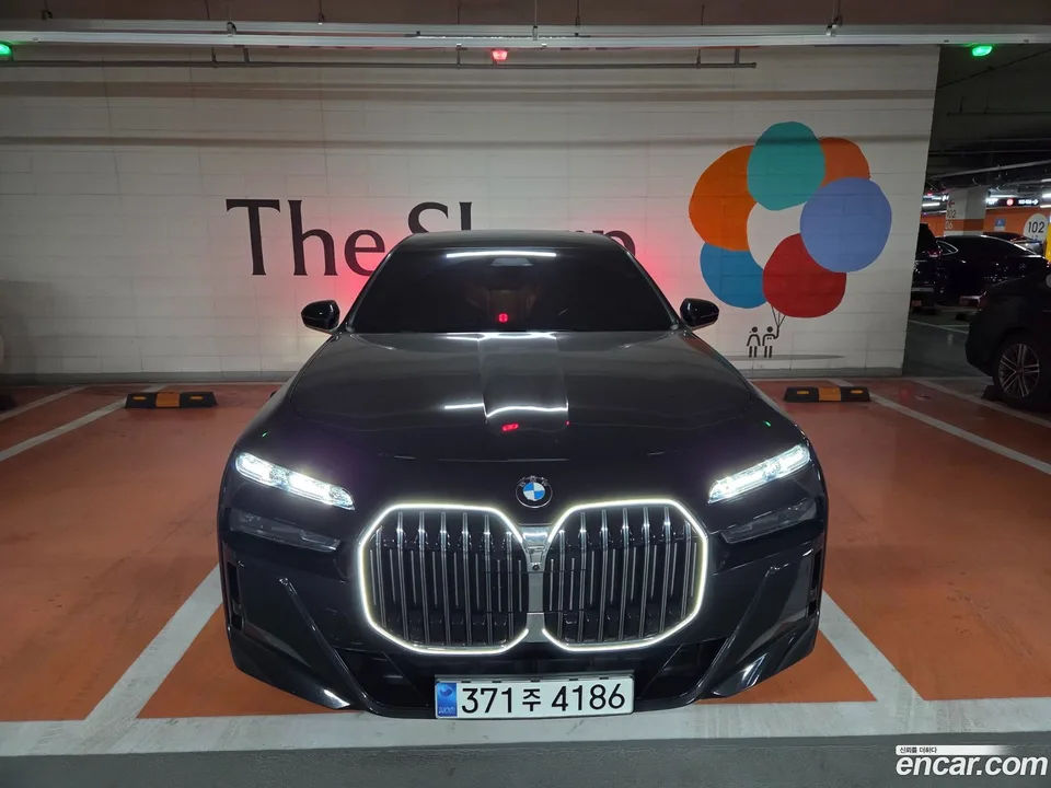 BMW 7 Series 740i xDrive M 2023 — фото 1, купить с доставкой в Москву
