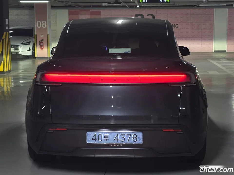 Tesla Model Y RWD 2025 — миниатюра 2