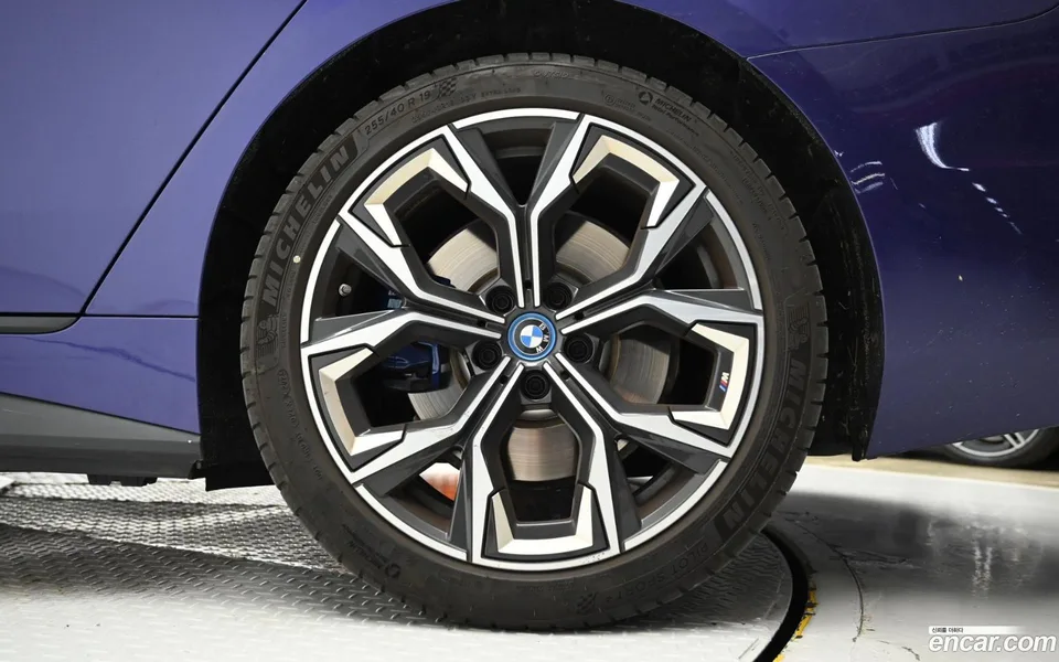 BMW i4 eDrive40 M 2023 — миниатюра 5