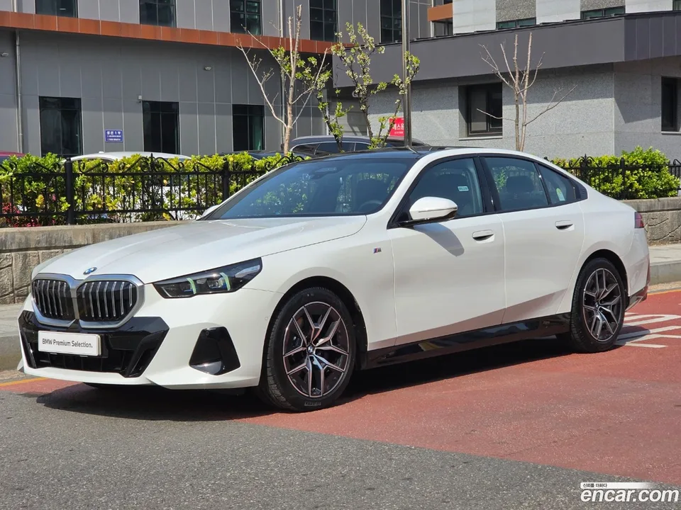 BMW 5 Series 523d M 2025 — фото 1, купить с доставкой в Москву
