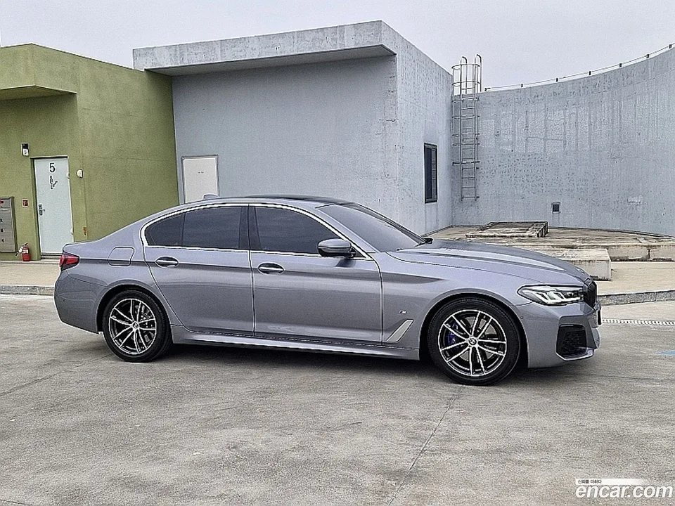 BMW 5 Series 520i M 2023 — миниатюра 3