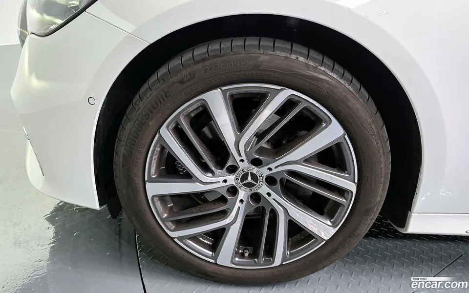 Mercedes-Benz E-Class E220d 4MATIC 2025 — миниатюра 5