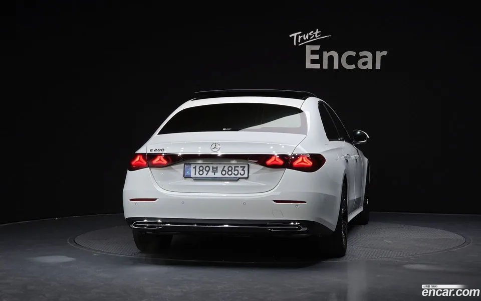Mercedes-Benz E-Class E200 2025 — thumbnail 4