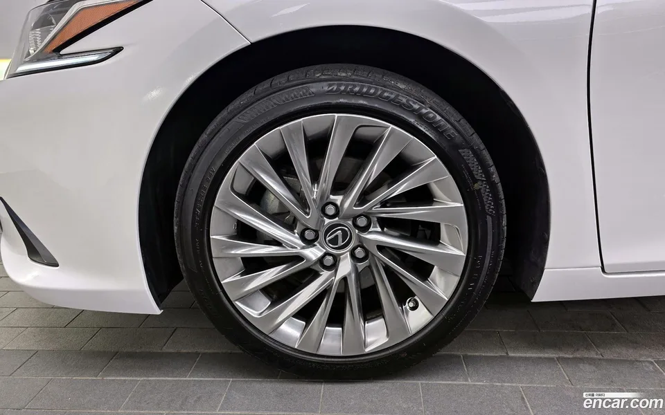Lexus ES 300h 2023 — миниатюра 2