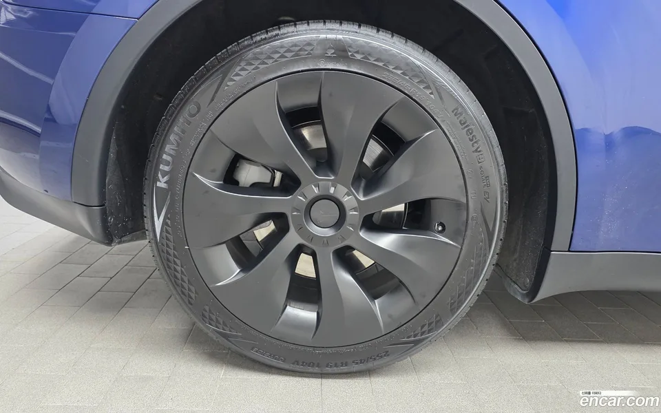 Tesla Model Y RWD 2023 — миниатюра 2