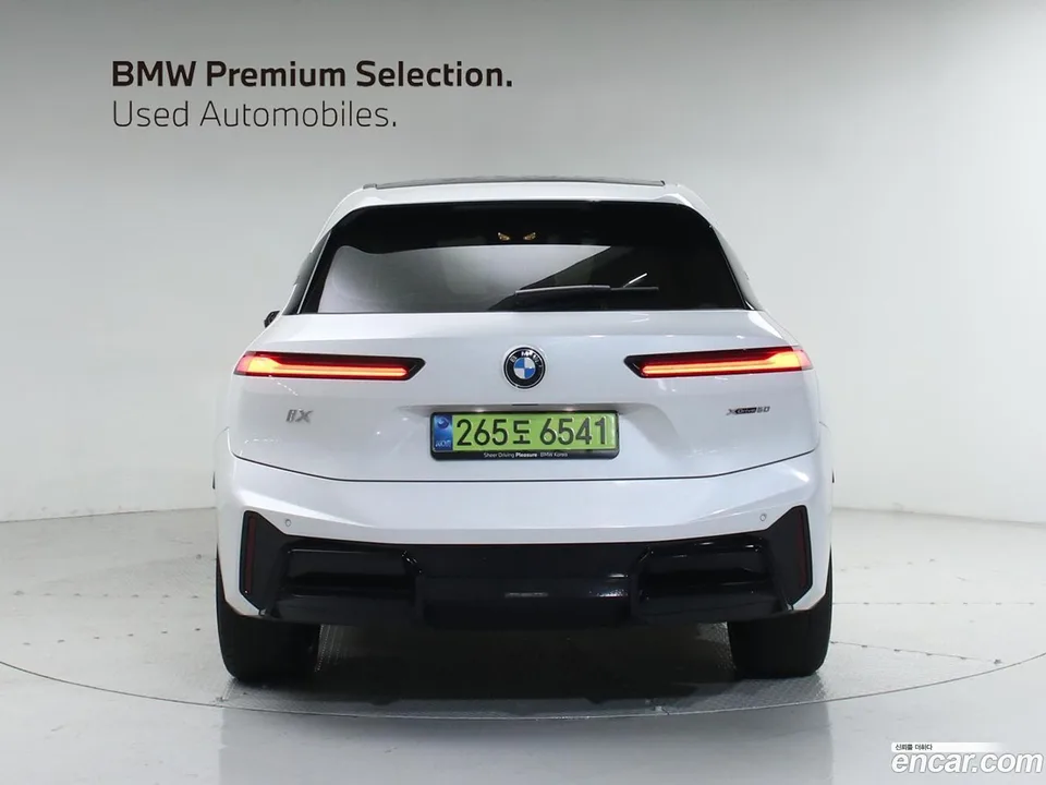 BMW iX xDrive60 M 2025 — миниатюра 3