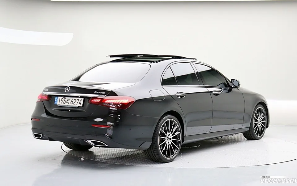 Mercedes-Benz E-Class E350 4MATIC AMG Line 2023 — миниатюра 4