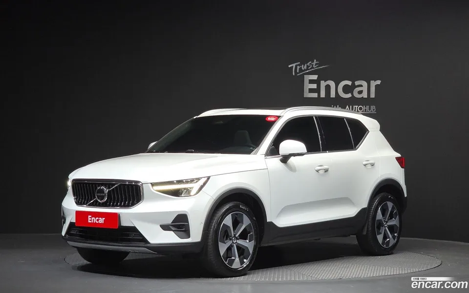 Volvo XC40 B4 2022 — фото 1, купить с доставкой в Москву