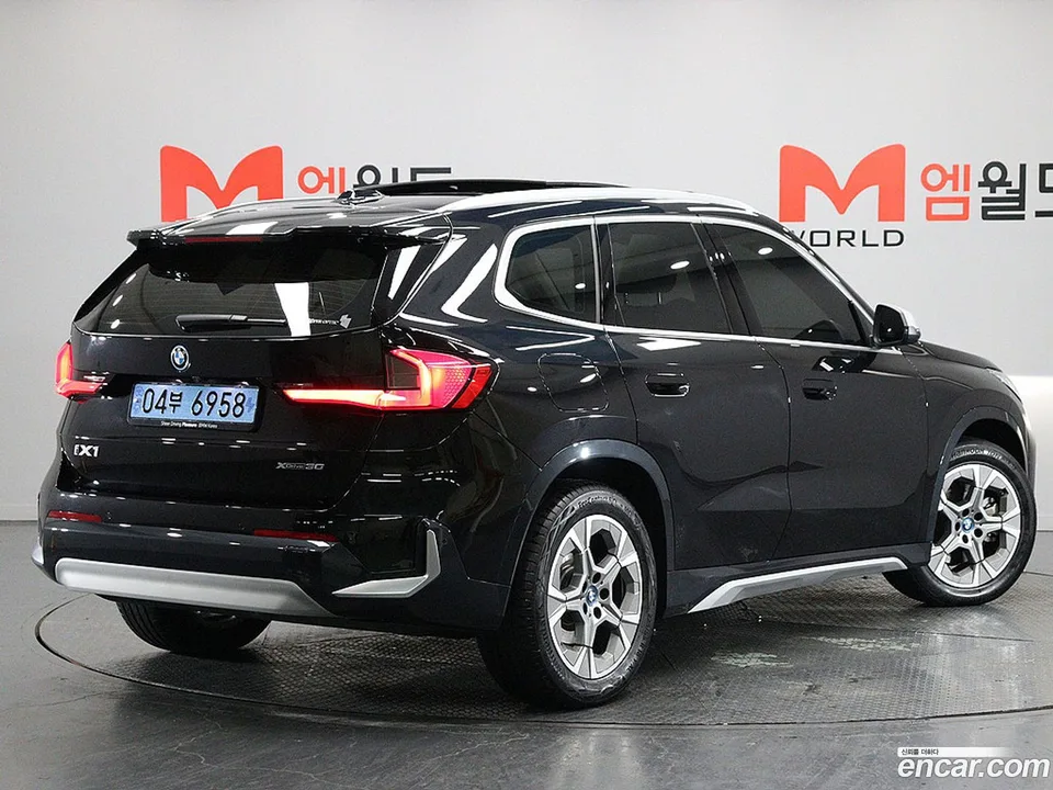 BMW iX1 xDrive 30 xLine 2023 — миниатюра 3