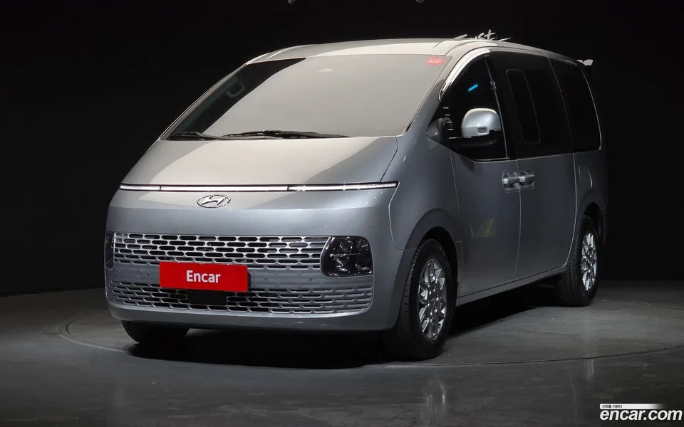 Hyundai Staria 5 2023 — фото 1, купить с доставкой в Москву