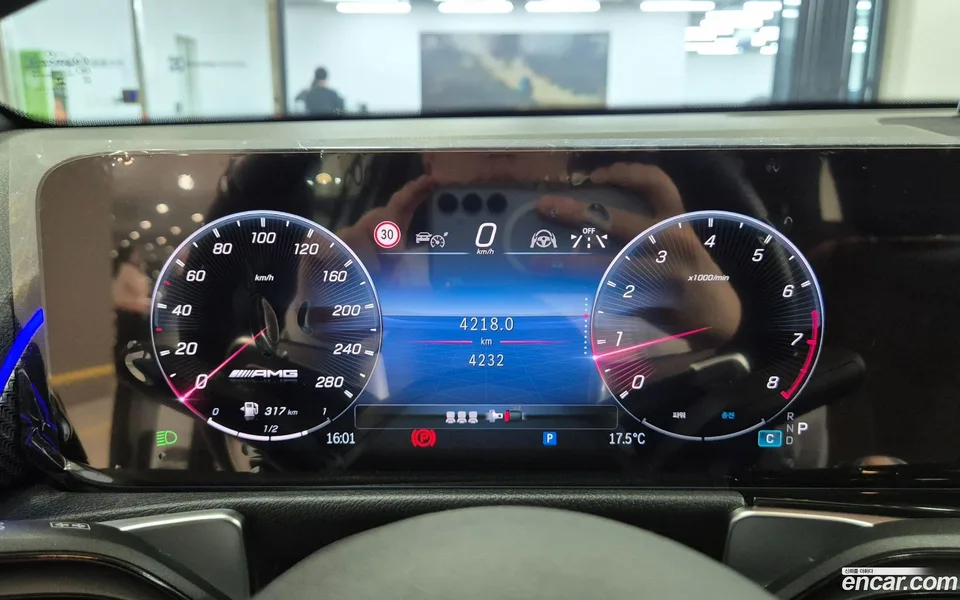 Mercedes-Benz GLB-Class AMG GLB35 4MATIC 2025 — миниатюра 5