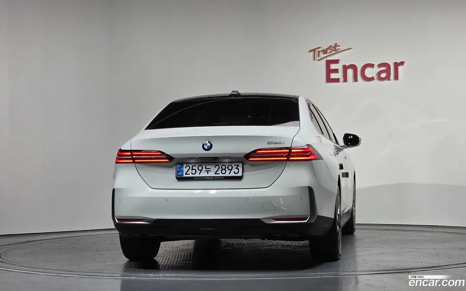 BMW 5 Series 520i 2023 — миниатюра 4