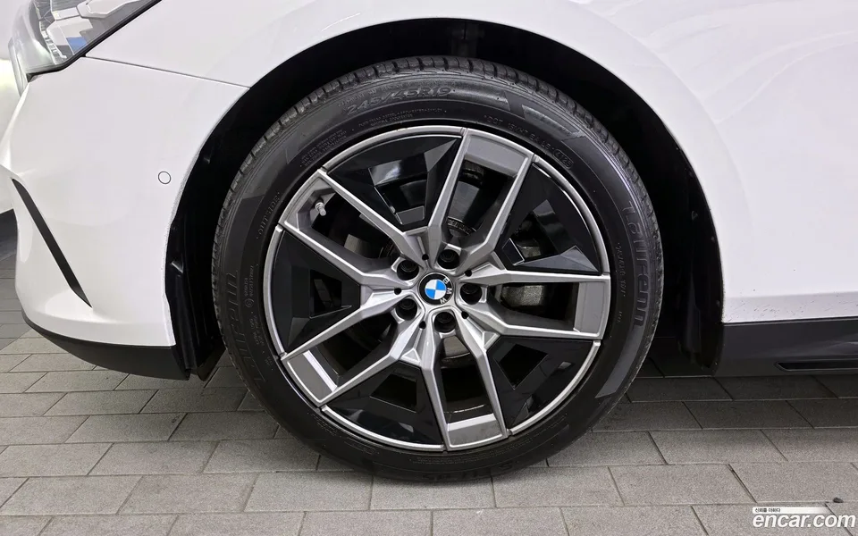 BMW 5 Series 520i 2023 — миниатюра 5
