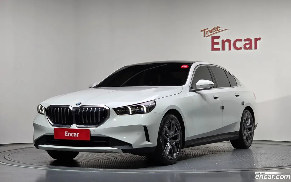 BMW 5 Series 520i 2023 — фото 1, купить с доставкой в Москву