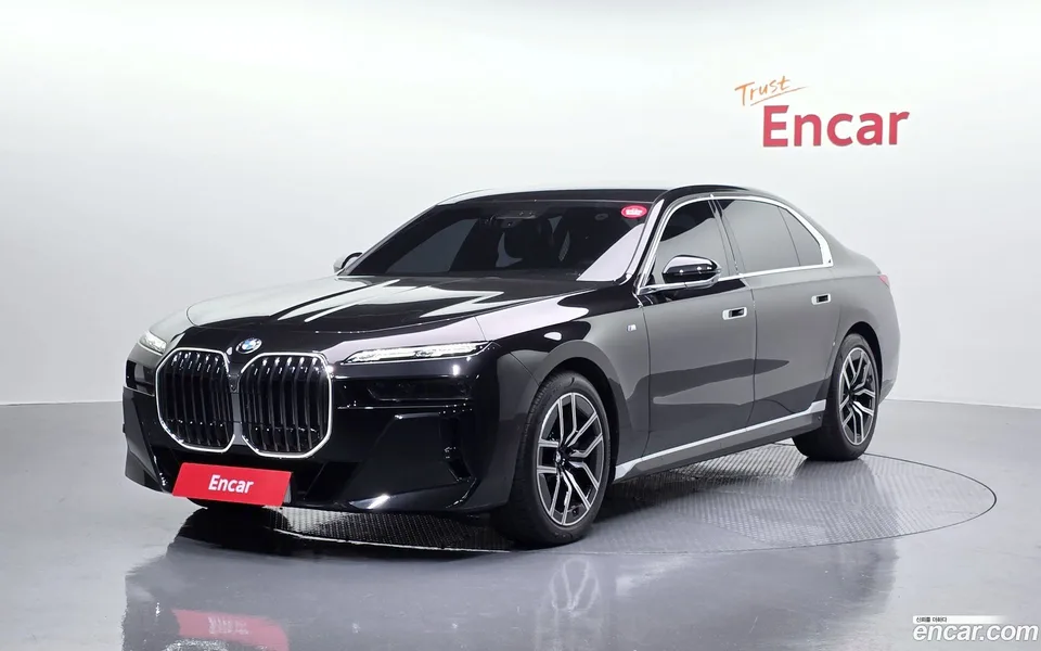BMW 7 Series 740i sDrive M 2023 — фото 1, купить с доставкой в Москву